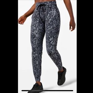 Lululemon Ready to Rulu Jogger 29" size 12